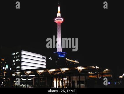 Kyoto, Japan - September 2017: Der Kyoto Tower in Kyoto, Japan. Dies ist das höchste Gebäude von Kyoto. Stockfoto