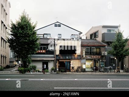 Kyoto, Japan - September 2017: Blick auf die Straße und traditionelle Architektur der kleinen Geschäfte und Gebäude der Stadt Stockfoto