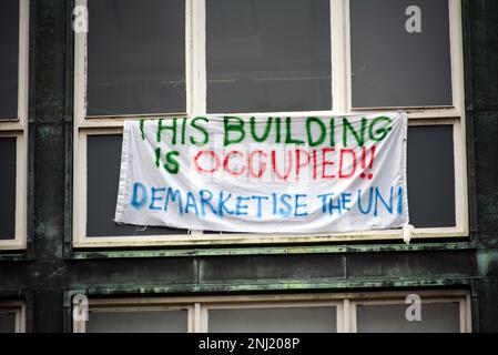 Manchester, Vereinigtes Königreich, 22. Februar 2023. Banner von Studenten, die im 3. Stock des Simon Building, University of Manchester, Manchester, UK, eine Beschäftigung inszenieren. Die Gruppe sagt, dass etwa 150 Studenten ihre Miete, die laut Gruppe etwa 200.000 Pfund wert ist, einbehalten wollen. Die Studenten planen einen protestmarsch oder eine Demonstration am 1. März. Kredit: Terry Waller/Alamy Live News Stockfoto