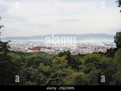 Kyoto, Japan - September 2017: Blick auf das südliche Kyoto-Stadtbild vom Mt. Inari-san, Ort des berühmten Fushimi-Inari Taisha-Schreins Stockfoto