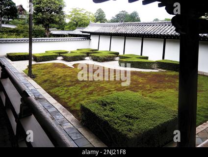 Kyoto, Japan - September 2017: Japanischer Zen-Garten mit Felsen und geharktem Kies im Tofuku ji-Tempel Stockfoto