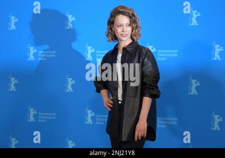Berlin, Deutschland. 22. Februar 2023. Paula Beer, Schauspielerin, kommt zum Fotoaufruf des Films „Red Sky“, der im Wettbewerb der Berlinale steht. Das Internationale Filmfestival 73. findet vom 16. Bis 26. Februar 2023 in Berlin statt. Kredit: Philipp Znidar/dpa/Alamy Live News Stockfoto