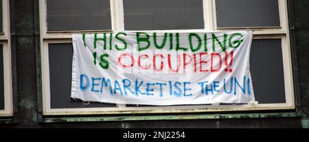 Manchester, Vereinigtes Königreich, 22. Februar 2023. Banner von Studenten, die im 3. Stock des Simon Building, University of Manchester, Manchester, UK, eine Beschäftigung inszenieren. Die Gruppe sagt, dass etwa 150 Studenten ihre Miete, die laut Gruppe etwa 200.000 Pfund wert ist, einbehalten wollen. Die Studenten planen einen protestmarsch oder eine Demonstration am 1. März. Kredit: Terry Waller/Alamy Live News Stockfoto