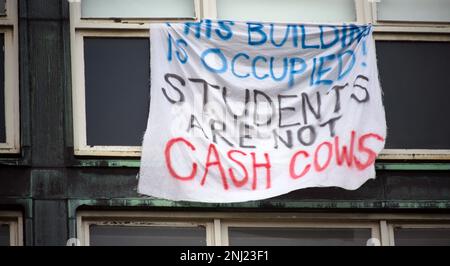 Manchester, Vereinigtes Königreich, 22. Februar 2023. Banner von Studenten, die im 3. Stock des Simon Building, University of Manchester, Manchester, UK, eine Beschäftigung inszenieren. Die Gruppe sagt, dass etwa 150 Studenten ihre Miete, die laut Gruppe etwa 200.000 Pfund wert ist, einbehalten wollen. Die Studenten planen einen protestmarsch oder eine Demonstration am 1. März. Kredit: Terry Waller/Alamy Live News Stockfoto