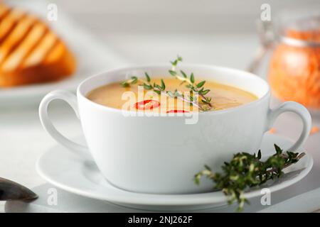 Rotes Linsensuppenpüree auf einem Holztisch. Blick von oben. Stockfoto