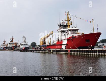 Das Schiff der kanadischen Küstenwache Samuel Risley schließt sich den US-Küstenwache-Schneidern Neah Bay, SPAR und Hollyhock an, die am 4. August 2022 am Grand River festgemacht haben. Die Schiffe nahmen am Grand Haven Coast Guard Festival Teil. Foto der US-Küstenwache vom Chief Petty Officer John Masson. Stockfoto