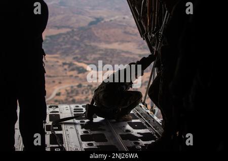 USA Marine Corps Sgt. Kira Long, ein primärer Sprungmeister mit 1. Landing Support Bataillon, 1. Marine Logistics Group, schaut aus einem KC-130J Super Hercules Flugzeug, das über Marine Corps Base Camp Pendleton, Kalifornien fliegt, 4. August 2022. 3. ANGLICO führte stationäre Fallschirmeinführungen auf niedriger Ebene durch, um die taktische und operative Bereitschaft ihrer Marines für Übungen und Einsätze unter realen Bedingungen zu verbessern. Stockfoto