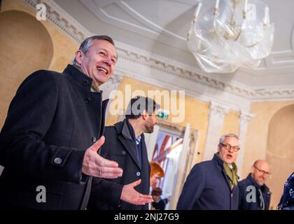 22. Februar 2023, Mecklenburg-Vorpommern, Ludwigslust: Heiko Geue (SPD, l), Finanzminister von Mecklenburg-Vorpommern, steht in der Marmorhalle der Burg Ludwigslust und informiert sich über die laufenden Bauarbeiten. Die Halle wird zu einem Preis von etwa sechs Millionen Euro renoviert, damit sie in Zukunft im Rahmen der Museumsbesichtigung und bei Veranstaltungen in ihrer alten Pracht glänzen kann. Der Bundesstaat Mecklenburg-Vorpommern hat bisher rund 35 Millionen Euro in die Burg investiert, die zwischen 1772 und 1776, seit 1992, errichtet wurde, was die umfangreiche Restaurierung des Bu bedeutete Stockfoto