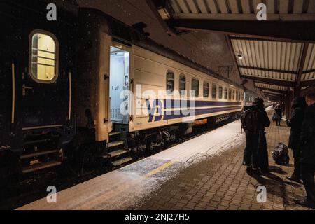 Passagiere warten auf den Zug der Ukrainian Railways von Przemy (Polen) nach Kiew (Ukraine). Die ukrainische Eisenbahn hat während des gesamten Krieges zwischen Russland und der Ukraine weiter funktioniert und Millionen von Passagieren evakuiert. Die ukrainische Eisenbahn hat während des gesamten Krieges zwischen Russland und der Ukraine weiter funktioniert und Millionen von Passagieren evakuiert. Stockfoto