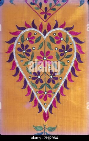 Traditionelle Stickereien Indiens. Die Stickerei in Indien hat einen weiten Weg zurückgelegt. Während sich Modetrends mit der Zeit änderten, passte sich die indische Stickerei an das neue Klima an und blieb elegant und raffiniert. Während jede Stickerei ihre Spezialität hat, ist eines sicher: Jede von ihnen setzt ein ernsthaftes Stilelement. Die Stickerei in Indien umfasst Dutzende Stickereien, die je nach Region und Kleidungsstil variieren. Die Gestaltung der indischen Stickerei basiert auf der Textur und dem Design des Stoffes und der Naht. Stockfoto
