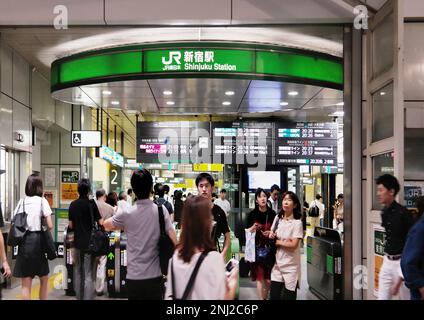 Tokio, Japan - September 2017: Im Bahnhof Shinjuku ist Shinjuku einer der geschäftigsten Bahnhöfe in Tokio. Überfüllte Leute, die nach der Arbeit hetzen Stockfoto