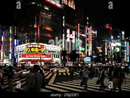 Tokio, Japan – September 2017: Kabukicho Crosswalk, Unterhaltungsviertel, Shinjuku voller Neonplakate, Werbung Stockfoto