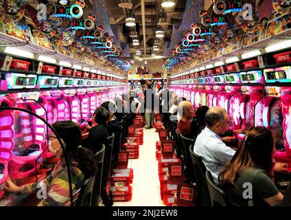 Tokio, Japan - September 2017: Pachinko Parlor in Akihabara. Mechanisches Arcade-Spiel, das häufig als Freizeitspiel und Glücksspielgerät genutzt wird Stockfoto