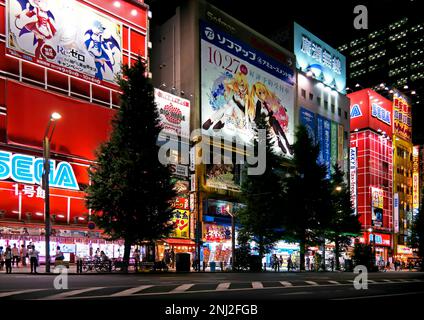 Tokio, Japan – September 2017: Neonlichter und Plakatwerbung auf Gebäuden bei Akihabara. Einkaufsviertel für Videospiele, Anime, Manga Stockfoto