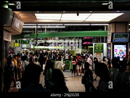 Tokio, Japan - September 2017: Im Bahnhof Shinjuku ist Shinjuku einer der geschäftigsten Bahnhöfe in Tokio. Überfüllte Leute, die nach der Arbeit hetzen Stockfoto