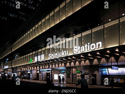 Tokio, Japan - September 2017: Vor dem Bahnhof Shinjuku befindet sich einer der geschäftigsten Bahnhöfe in Tokio. Überfüllte Leute, die nach der Arbeit hetzen Stockfoto