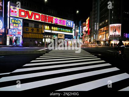 Tokio, Japan – September 2017: Kabukicho Crosswalk, Unterhaltungsviertel, Shinjuku voller Neonplakate, Werbung Stockfoto