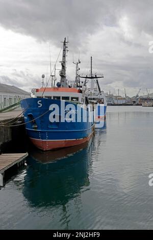 Schiffe, die im Hafen an der V&A Waterfront im Hafen von Kapstadt, Südafrika, festgemacht wurden. Stockfoto