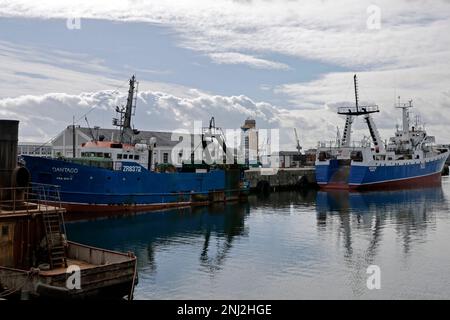 Schiffe, die im Hafen an der V&A Waterfront im Hafen von Kapstadt, Südafrika, festgemacht wurden. Stockfoto