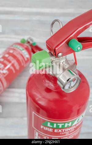 Aufnahme eines 1L Lith-EX AVD (wässrige Vermiculite Dispersion) Feuerlöschers, der zur Bekämpfung von heftigen Bränden mit Lithium-Batterien verwendet wird. Siehe Hinweise. Lith-EX ist ein Markenzeichen Stockfoto