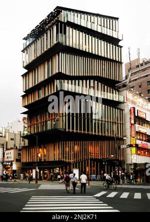 Tokio, Japan - September 2017: Touristen machen einen Spaziergang durch das Asakusa Culture Tourist Center im Viertel Asakusa, entworfen von Kengo Kuma Architects Stockfoto