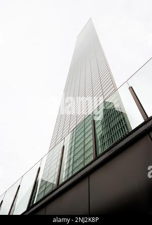 Tokio, Japan - September 2017: Dentsu Building Hauptquartier Hochhaus Architektur entworfen von Jean Nouvel 1998, Higashin shimbashi, Minato-ku Stockfoto