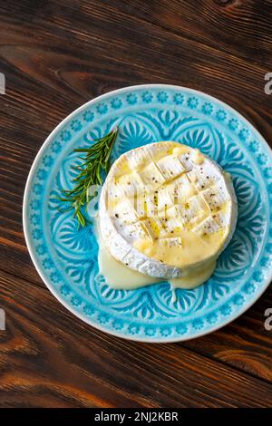 Gebackener Camembert-Käse auf dem Servierteller Stockfoto