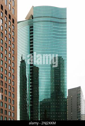 Tokio, Japan - September 2017: Shiodome City Center grüne Glasfassade reflektiert. Shiodome-Wolkenkratzer im Shimbashi-Viertel Minato City Stockfoto