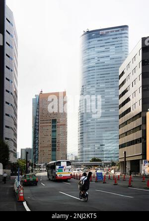 Tokio, Japan - September 2017: Dentsu Building Hauptquartier Hochhaus Architektur entworfen von Jean Nouvel 1998, Higashin shimbashi, Minato-ku Stockfoto