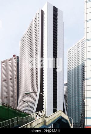 Tokio, Japan - September 2017: Hohe Bürogebäude im Bezirk Nishi-Shinjuku in Shinjuku. Die mittlere ist die Zentrale von Sompo Japan Nipponkoa Stockfoto