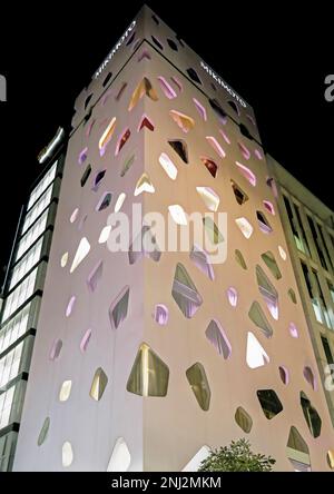 Tokio, Japan – September 2017: Der Mikimoto Ginza Flagship Store in Tokio. Das Gebäude wurde vom berühmten japanischen Architekten Toyo Ito entworfen Stockfoto