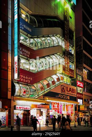 Tokio, Japan - September 2017: Das Softmap-Gebäude in Akihabara, ehemals Tsukumo Akihabara Ekimae, mit den berühmten Rolltreppen Stockfoto