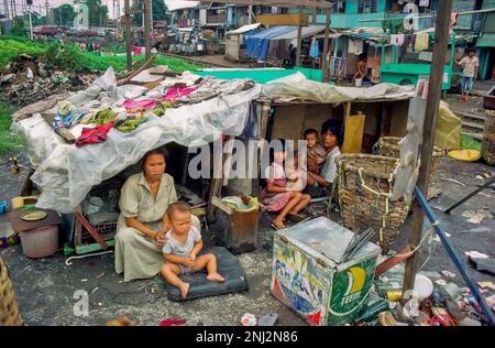 Indonesien, Jakarta. Familien, die in einem Slum neben einer Eisenbahn leben. Stockfoto