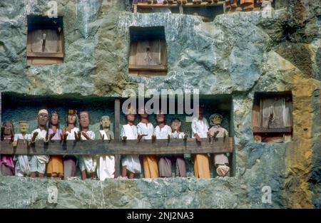 Indonesien, Süd-Sulawesi, Tana Toraja. Toraja-Gräber mit Puppen (Tau Tau), die Vorfahren symbolisieren. Stockfoto