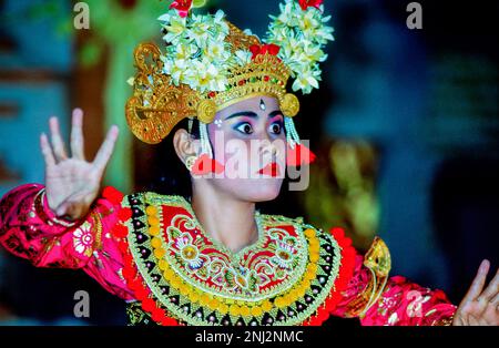 Indonesien, Ubud, Bali. Eine Frau, die einen traditionellen Legong-Tanz im Theater aufführt. Stockfoto