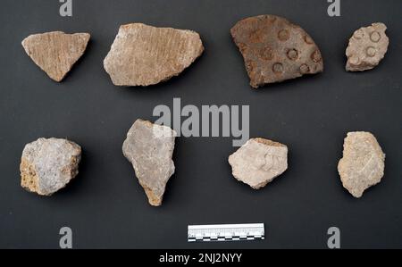 Peking, China. 22. Februar 2023. Dieses Aktenfoto zeigt Töpferscheiben, die aus einer jungsteinzeitlichen Ruine in Shangyi County, Nordchina Provinz Hebei, geerdet wurden. Sechs historische Stätten, die frühestens bis in die paläolithische Zeit zurückreichen, wurden in einem Forum am Mittwoch als Chinas neue archäologische Entdeckungen von 2022 aufgeführt. Kredit: Xinhua/Alamy Live News Stockfoto