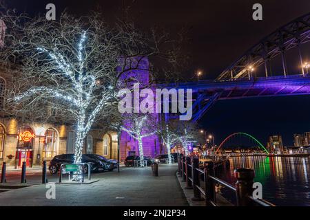 Newcastle upon Tyne, UK Quayside bei Nacht. Sie sehen die Tyne Bridge, das Hard Rock Cafe in der Guildhall und einen Blick auf den Fluss Tyne. Stockfoto