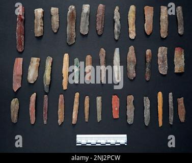 Peking, China. 22. Februar 2023. Dieses Aktenfoto zeigt Steinblätter, die aus einer jungsteinzeitlichen Ruine in Shangyi County, Nordchina Provinz Hebei, geerdet wurden. Sechs historische Stätten, die frühestens bis in die paläolithische Zeit zurückreichen, wurden in einem Forum am Mittwoch als Chinas neue archäologische Entdeckungen von 2022 aufgeführt. Kredit: Xinhua/Alamy Live News Stockfoto