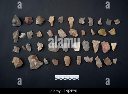 Peking, China. 22. Februar 2023. Dieses Aktenfoto zeigt Steinwaren aus einer jungsteinzeitlichen Ruine in Shangyi County, Nordchina Provinz Hebei. Sechs historische Stätten, die frühestens bis in die paläolithische Zeit zurückreichen, wurden in einem Forum am Mittwoch als Chinas neue archäologische Entdeckungen von 2022 aufgeführt. Kredit: Xinhua/Alamy Live News Stockfoto