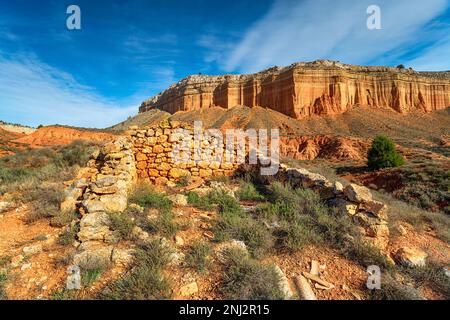 Wüstenlandschaft und farbenfrohe Schluchten am Canon Rojo de Teruel in der Region Aragon in Spanien Stockfoto