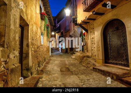 Bei Nacht sehen Sie wunderschöne gepflasterte Straßen und alte Gebäude in Albarracin in der Nähe von Teruel in der Region Aragon in Spanien Stockfoto