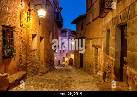 Enge Kopfsteinpflasterstraßen und beeindruckende mittelalterliche Häuser in Albarracin in der Region Teruel in Spanien Stockfoto