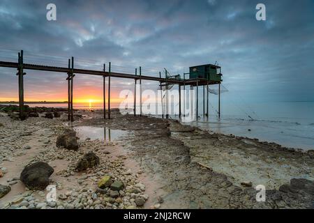 Sonnenuntergang über Angelkarosserie in Marsilly bei La Rochelle an der französischen Küste Charente Stockfoto