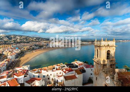 Blick über die Stadt vom Dach des Schlosses Peniscola in der Region Valencia in Spanien Stockfoto