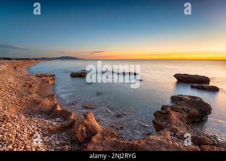 Sonnenaufgang über dem Strand Platja de la Ribera in La Torre de la Sal an der spanischen Küste von Castellón Stockfoto