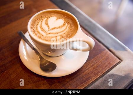 Nahaufnahme Der Tasse Kaffee Auf Dem Tisch Im Café Mit Kunstdeko Aus Schaumstoff Stockfoto