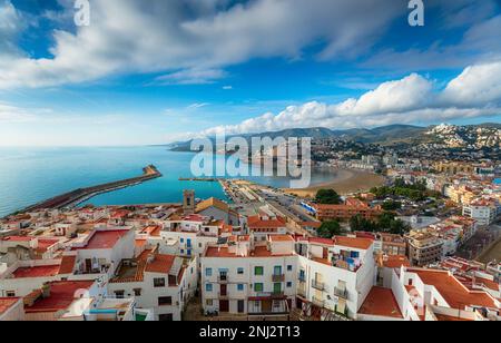 Blick über die Dächer von der Burg bis zum Hafen, in Peniscola an der mittelmeerküste Spaniens Stockfoto