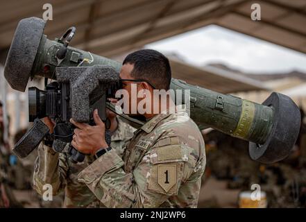 Ein Soldat, der dem 2. Panzerbrigade-Kampfteam, 1. Infanteriedivision, zugeteilt wurde, trainiert auf einem FGM-148 Javelin, während er sich auf den Eintritt in die „Box“ im National Training Center in Fort Irwin, Kalifornien, am 4. August 2022 vorbereitet. Stockfoto