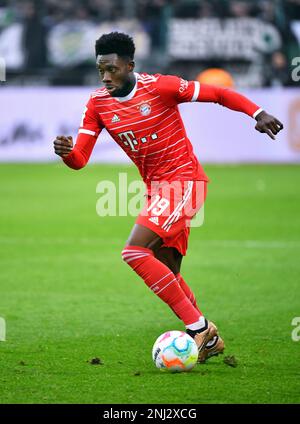 Bundesliga, Borussia Park Mönchengladbach: Borussia Mönchengladbach vs FC Bayern München; Alphonso Davies (FCB) Stockfoto