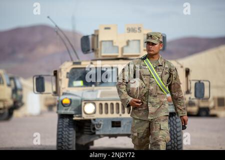 EIN US-AMERIKANISCHER Soldat der Armee, der der 2. Panzerbrigade, 1. Infanteriedivision, zugeteilt wurde, leitet ein Fahrzeug durch den Santa Fe Checkpoint am National Training Center in Fort Irwin, Kalifornien, 4. August 2022. Alle Fahrzeuge, die durch den Checkpoint fahren, benötigen zur Aufrechterhaltung der Sicherheit eine Bodenführung. Stockfoto